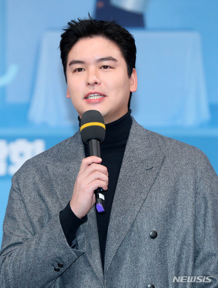 [서울=뉴시스] 김혜진 기자 = 배우 이장우가 4일 오후 서울 마포구 MBC 골든마우스홀에서 열린 MBC '나 혼자 산다' 10주년 기념 기자간담회에서 인사말을 하고 있다. 2023.12.04. jini@newsis.com