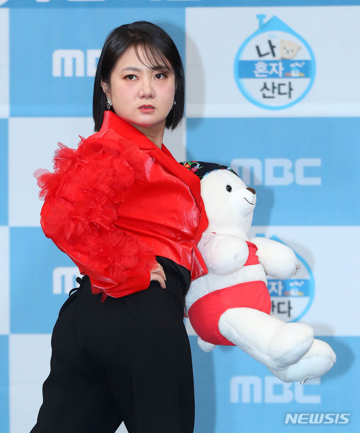 [서울=뉴시스] 김혜진 기자 = 개그우먼 박나래가 4일 오후 서울 마포구 MBC 골든마우스홀에서 열린 MBC '나 혼자 산다' 10주년 기념 기자간담회에서 포즈를 취하고 있다. 2023.12.04. jini@newsis.com