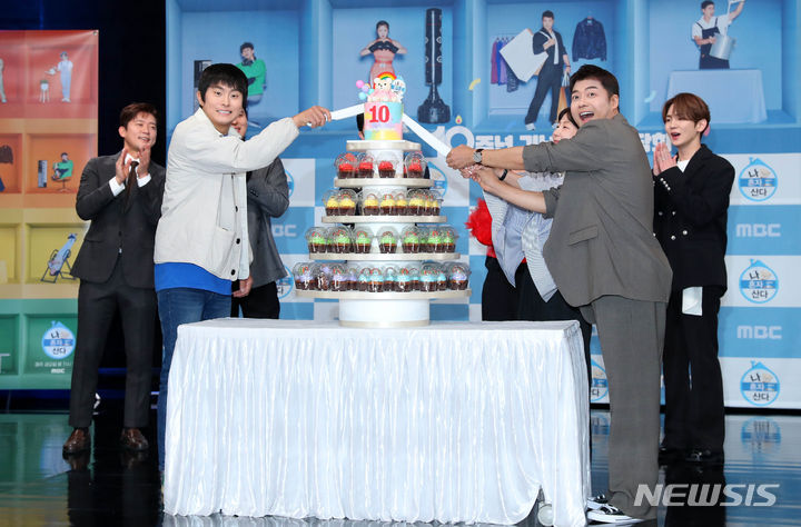 [서울=뉴시스] 김혜진 기자 = '나 혼자 산다' 출연진이 4일 오후 서울 마포구 MBC 골든마우스홀에서 열린 MBC '나 혼자 산다' 10주년 기념 기자간담회에서 포즈를 취하고 있다. 2023.12.04. jini@newsis.com