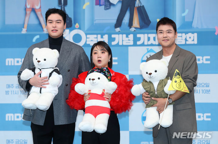 [서울=뉴시스] 김혜진 기자 = 이장우(왼쪽부터), 박나래, 전현무가 4일 오후 서울 마포구 MBC 골든마우스홀에서 열린 MBC '나 혼자 산다' 10주년 기념 기자간담회에서 포즈를 취하고 있다. 2023.12.04. jini@newsis.com