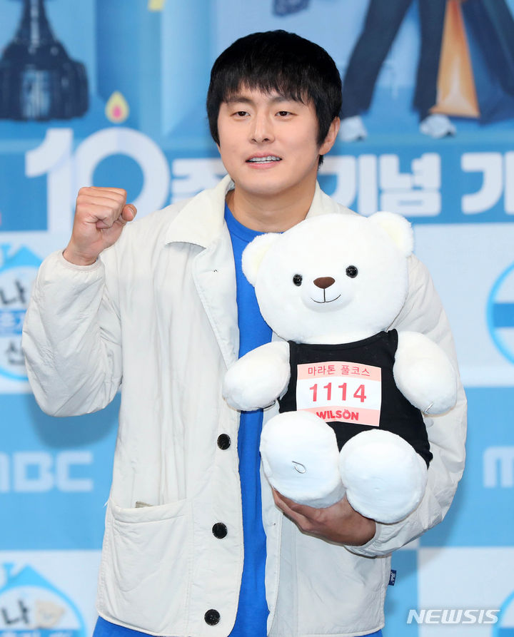 나 혼자 산다 10주년 기자간담회에서 주먹을 쥔 기안84
