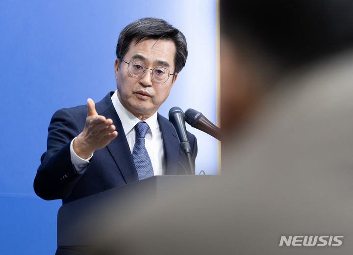 [수원=뉴시스] 김종택 기자 = 김동연 경기도지사가 4일 오후 경기도 수원시 경기도청 브리핑룸에서 검찰의 경기도청 압수수색 관련 기자회견을 하고 있다. (공동취재) 2023.12.04. photo@newsis.com