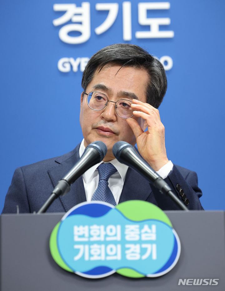 [수원=뉴시스] 김종택 기자 = 김동연 경기도지사가 4일 오후 경기도 수원시 경기도청 브리핑룸에서 검찰의 경기도청 압수수색 관련 기자회견을 하고 있다. (공동취재) 2023.12.04. photo@newsis.com