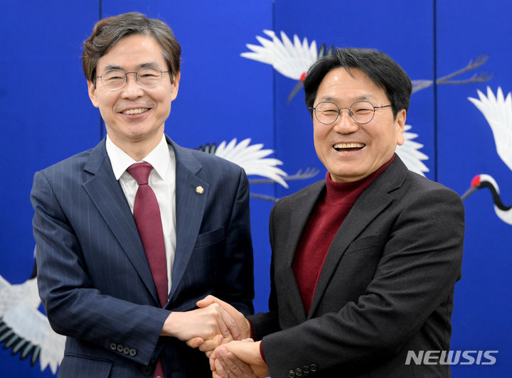 [광주=뉴시스] 김혜인 기자 = 4일 오후 광주 서구 김대중컨벤션센터에서 강기정(오른쪽) 광주시장과 조경태 뉴시티프로젝트특별위원회 위원장이 서남권 메가시티 구축 정책 토론회를 앞두고 악수하고 있다. 2023.12.04. hyein0342@newsis.com