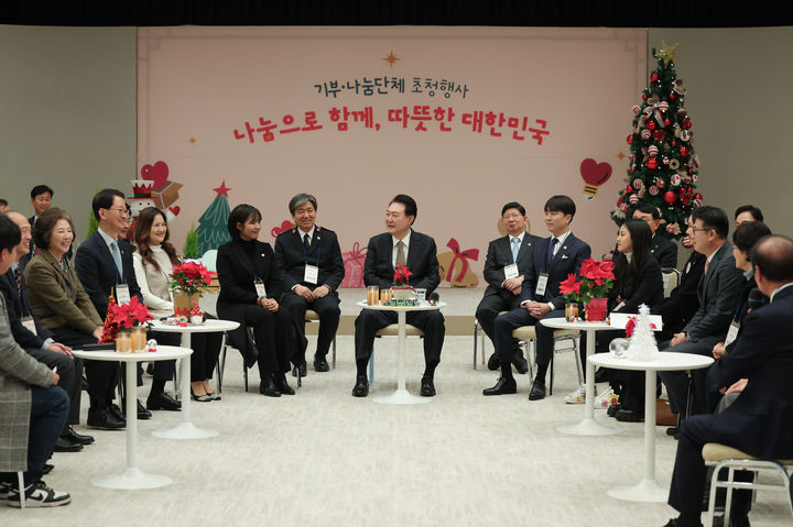 [서울=뉴시스] 윤석열 대통령이 4일 서울 용산 대통령실 청사에서 열린 2023년 기부·나눔 단체 초청 행사에서 참석자들과 환담하고 있다. 왼쪽 세번째부터 초록우산 어린이재단 나눔대사 배우 고두심, 최은석 푸드뱅크 후원사 CJ제일제당 대표, 강다현 한국해비타트 기부자, 구세군 홍보대사 당구선수 스롱 피아비, 장만희 구세군 사령관, 윤 대통령, 정갑영 유니세프 한국위원회 회장, 최화수 유니세프 한국위원회 후원자, 한국결핵협회 홍보대사 가수 김태연, 대한적십자사 홍보대사 배우 소유진. (사진=대통령실 제공) 2023.12.04. photo@newsis.com *재판매 및 DB 금지