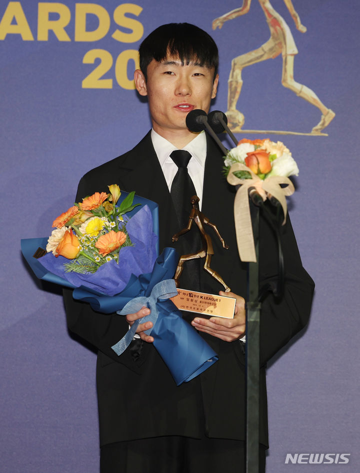 [서울=뉴시스] 김진아 기자 = 4일 서울 송파구 롯데호텔월드에서 열린 2023 하나원큐 K리그 대상 시상식에서 K리그1 베스트 11 미드필더(MF) 부문을 수상한 울산 현대 엄원상이 소감을 말하고 있다. 2023.12.04. bluesoda@newsis.com