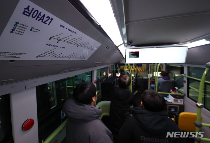 [서울=뉴시스] 최진석 기자 = 4일 오후 서울 중구 남산예장환승주차장에서 관계자들이 첫 운행을 앞둔 '심야A21번' 심야자율버스를 점검하고 있다. 2023.12.04. myjs@newsis.com