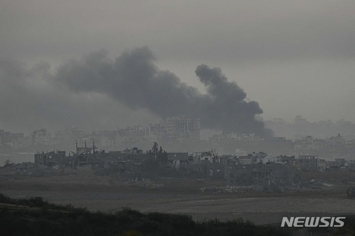 [가자지구=AP/뉴시스] 이스라엘이 10일(현지시간) 가자지구 난민캠프 등에 대한 공습을 감행하면서 민간인 수십명이 숨지고 일부는 잔해에 깔려 실종된 상태인 것으로 전해졌다. 사진은 지난 4일 이스라엘의 폭격 이후 가자지구에서 연기가 피어오르는 모습. 2023.12.11 