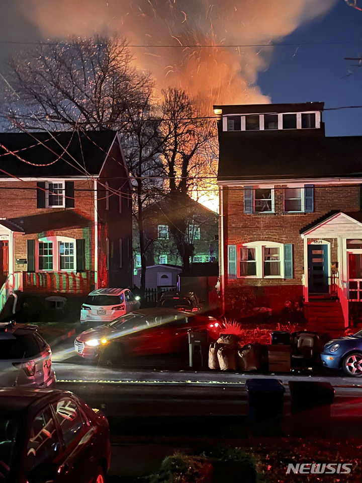 [알링턴=AP/뉴시스]미국 버지니아주 알링턴카운티 경찰은 지난 4일(현지시간) 오후 8시25분께 알링턴카운티 한 주택에서 발생한 폭발사고로 경찰관 3명이 경미한 부상을 입었고 현재 조사가 진행 중이라고 5일 밝혔다. 용의자는 아시아계 남성으로 한국계일 가능성도 배제할 수 없다. 사진은 전날 폭발이 일어난 모습. 2023.12.06
