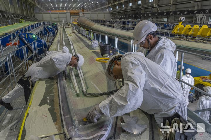 [문드라=AP/뉴시스] 인도 구자라트주 문드라에 있는 아다니 공장에서 풍력 터빈을 조립하는 작업을 진행하고 있다. 자료사진. 2025.06.24