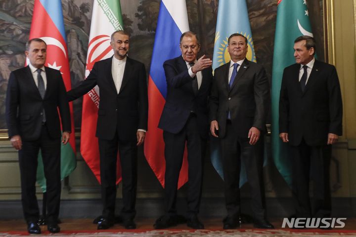 [모스크바=AP/뉴시스]5일(현지시간) 러시아 모스크바에서 열린 카스피해 연안국 외무장관 회담에서 세르게이 라브로프 러시아 외무장관(가운데), 제이훈 바이라모프 아제르바이잔 외무장관(왼쪽), 호세인 아미르압둘라히안 이란 외무장관(왼쪽 두 번째), 무라트 누르틀레우 카자흐스탄 외무장관(오른쪽 두 번째), 라시드 메레도프 투르크메니스탄 부총리 겸 외무장관(오른쪽)의 모습. 2023.12.6