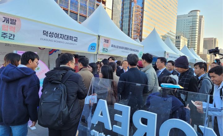 덕성여대 글로벌교육ODA개발협력센터가 지난 21~24일 '2023 개발협력주간 광화문광장 국제개발협력 홍보존'을 운영했다고 5일 밝혔다. (사진=덕성여대 제공) *재판매 및 DB 금지