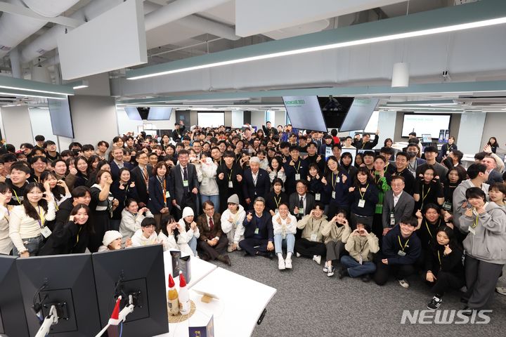 [서울=뉴시스]애플은 4~5일 애플 디벨로퍼 아카데미에서 아카데미 2기생의 수료를 기념하는 쇼케이스 행사를 진행했다고 밝혔다. (사진=애플 제공)