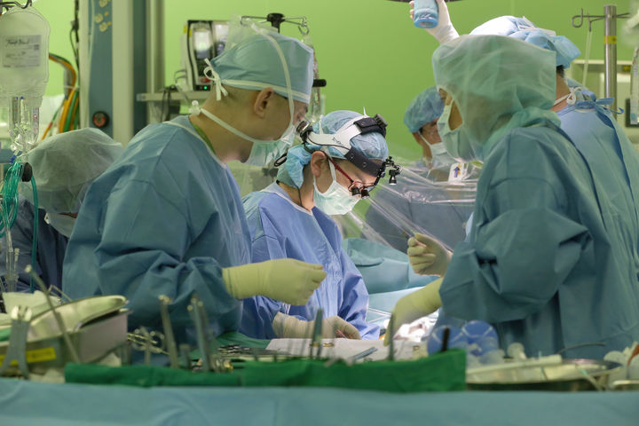 양산부산대병원 심장혈관흉부외과 에크모팀 임미희 교수가 이송된 환자를 수술하고 있다. *재판매 및 DB 금지