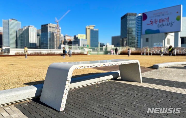 [서울=뉴시스] 한화 건설부문이 폐플라스틱을 활용한 자원순환형 벤치를 서울역민자역사에 설치했다. (사진=한화 건설부문 제공) 