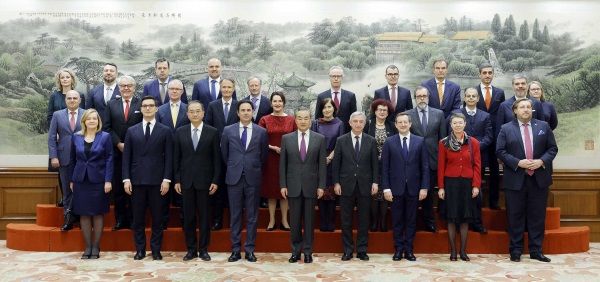 [서울=뉴시스] 중국과 유럽연합(EU) 베이징 공식 정상회담을 앞두고 왕이 중국공산당 중앙정치국 위원 겸 외교부장이 4일 베이징에서 자국 주재 EU 대표단과 EU 회원국 대사를 접견했다. 단체 사진을 촬영하는 왕 부장과 EU 대표와 EU 회원국 대사들. <사진출처: 중국 외교부> 2023.12.05