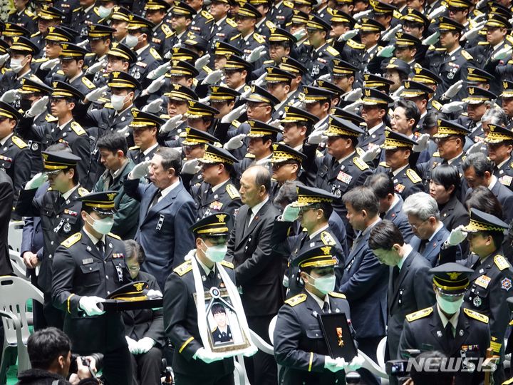 [제주=뉴시스] 오영재 기자 = 지난해 12월5일 오전 제주 한라체육관에서 고 임성철 소방장의 영결식이 거행되고 있다. 2023.12.05. oyj4343@newsis.com