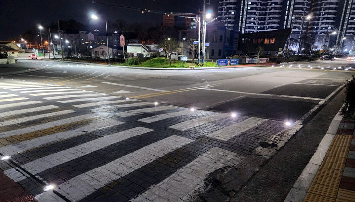 [함평=뉴시스] 전남 함평군이 설치한 야간 활주로형 횡단보도 *재판매 및 DB 금지