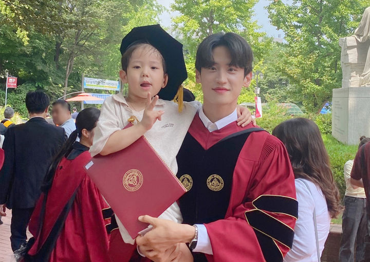 지난 8월 세종대학교 제 81회 후기 학위식에서 박사 학위를 받은 이대훈이 아들 이예찬군과 기념촬영을 하고 있다. (사진=세종대 제공) *재판매 및 DB 금지
