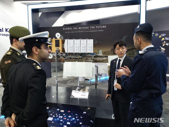 [서울=뉴시스]이집트 군 관계자들이 KAI가 개발중이거나 제작중인 위성체계에 대한 설명을 듣고 질문을 하고 있다.(사진=KAI 제공)