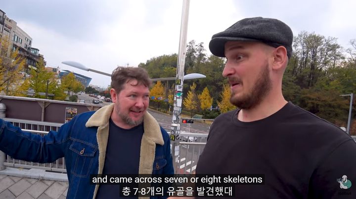 [서울=뉴시스] 이태원에 관해 설명하는 가이드의 말을 바트가 경청하고 있는 모습이다. = '이태원이 피해야 할 장소가 된 이유' 유튜브 캡처)2023.12.05 *재판매 및 DB 금지