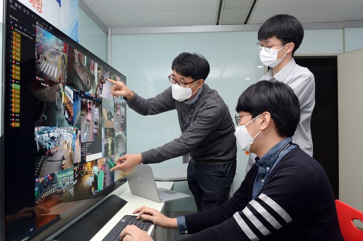 [대전=뉴시스] ETRI 연구진이 딥뷰 기술로 불법 현수막 탐지작업을 하고 있다. *재판매 및 DB 금지