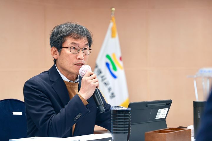 [울산=뉴시스] 구미현 기자 = 5일 울산시교육청 외솔회의실에서 열린 12월 정책 공감회의에서 천창수 교육감이 최근 울산에서 발생한 일가족 사망사건과 관련해 예방 대책을 주문하고 있다. 2023.12.05. (사진=울산시교육청 제공) photo@newsis.com *재판매 및 DB 금지