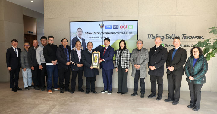 [서울=뉴시스] 말레이시아 사라왁 대표단이 부광약품을 방문해 기념 촬영을 했다. (사진=부광약품 제공) 2023.12.05. photo@newsis.com *재판매 및 DB 금지