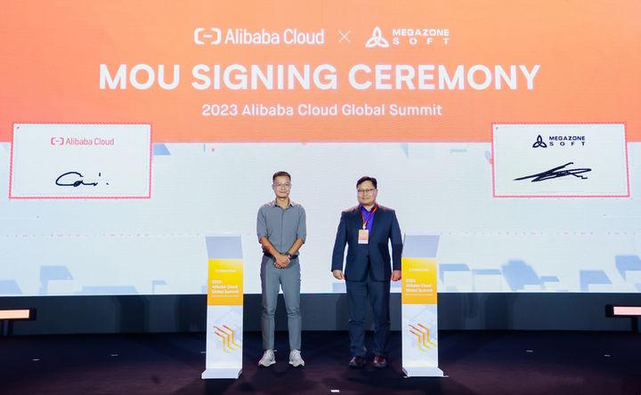 (왼쪽부터) 에드워드 카이 알리바바 클라우드 CCO와 메가존소프트 서민택 부사장이 지난 9월 말 중국 항저우 알리바바 클라우드 본사에서 '알리바바 클라우드 한국 리전 판매 확대를 위한 사업협력 협약'을 체결하고 기념촬영을 하고 있다(사진=메가존 제공) *재판매 및 DB 금지