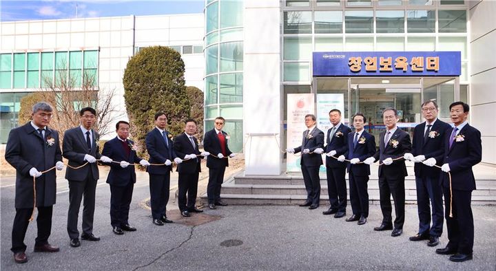 [대전=뉴시스] 5일 기계연구원서 열린 '노지자율예찰 융합연구단 사업단' 현판식의 모습.(사진=기계연구원 제공) *재판매 및 DB 금지