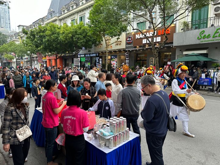 지난 2~3일 베트남 하노이 미딩송다 한국문화거리에서 열린 2023 한-베 우정의 거리 축제에 관내 9개 업체가 참여한 금산인삼 부스가 인기를 끌었다. *재판매 및 DB 금지