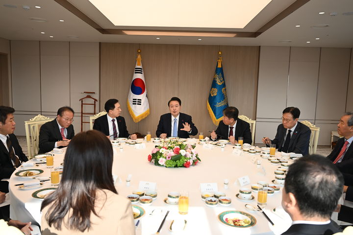 윤석열 대통령이 5일 국민의힘 지도부와 비공개 오찬 회동을 했다. 이 자리에서 당과 대통령실은 원활한 소통 체계를 강화하기로 했다. (사진=국민의힘 제공) *재판매 및 DB 금지