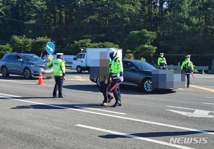 [제주=뉴시스] 오영재 기자 = 5일 오후 제주시 애월읍 예원교차로에서 전개된 경찰 주간 음주단속에서 술을 마신 운전자가 적발되고 있다. (사진=제주경찰청 제공) 2023.12.05. photo@newsis.com 