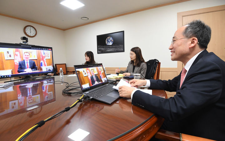 [세종=뉴시스] 사진은 영국 재무부 장관과 화상회의하는 추경호 경제부총리 겸 기획재정부 장관 모습. (사진=국세청 제공) 2023.12.05 *재판매 및 DB 금지