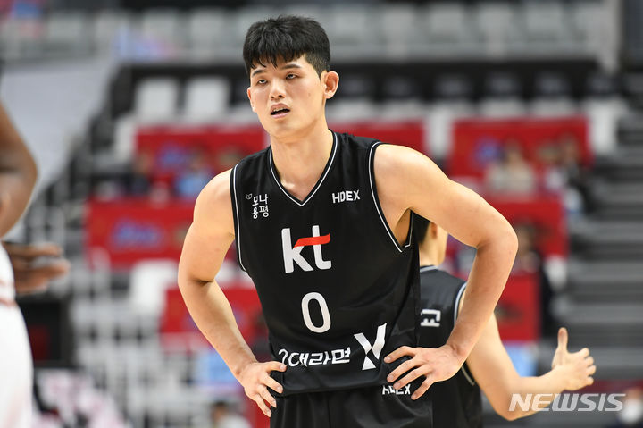 [서울=뉴시스]프로농구 수원 KT 하윤기 (사진 = KBL 제공)