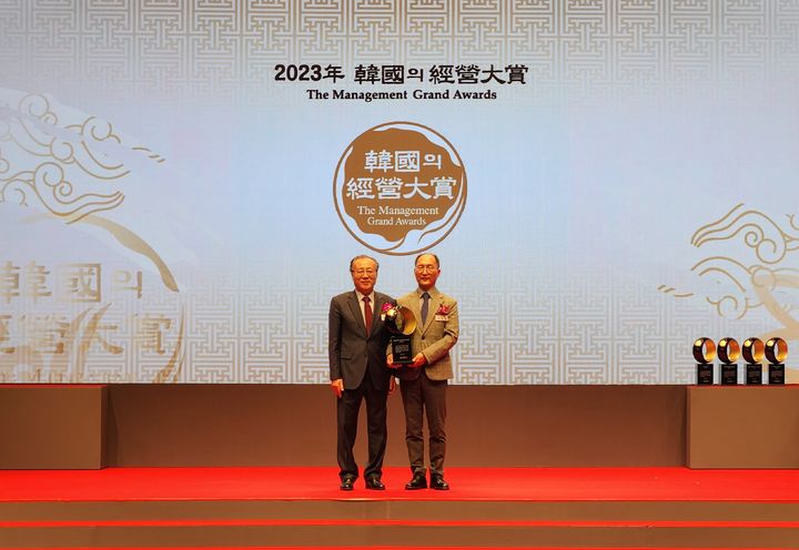 [서울=뉴시스] 국민체육진흥공단(공단)이 한국능률협회컨설팅(KMAC)이 주관한 ‘2023 한국의 경영대상’에서 디지털혁신(DX) 부문 최우수상을 수상했다고 5일 밝혔다. 2023.12.05. (사진=국민체육진흥공단 제공) *재판매 및 DB 금지