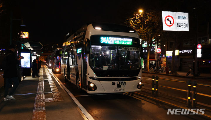 [서울=뉴시스] 최진석 기자 =서울 종로구 동대문역.흥인지문 버스정류장에서 출발한 '심야A21번' 심야자율버스가 종로6가 정류장에서 승객들을 내리고 다음 정류장으로 출발하고 있다. 2023.12.05. myjs@newsis.com