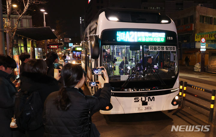 [서울=뉴시스] 최진석 기자 = 4일 서울 종로구 동대문역.흥인지문 버스정류장으로 '심야A21번' 심야자율버스가 도착하고 있다. 2023.12.05. myjs@newsis.com