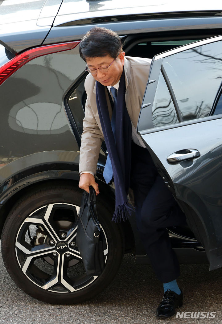 [과천=뉴시스] 홍효식 기자 = 박상우 국토교통부 장관 후보자가 5일 정부과천청사에 마련된 인사청문회 준비 사무실로 출근하고 있다. 2023.12.05. yesphoto@newsis.com