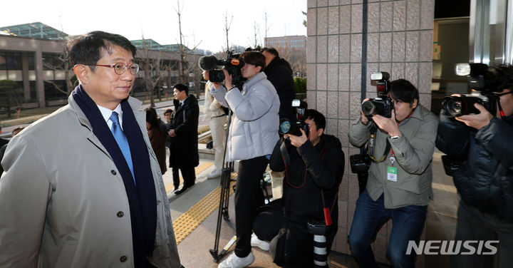 [과천=뉴시스] 홍효식 기자 = 박상우 국토교통부 장관 후보자가 5일 정부과천청사에 마련된 인사청문회 준비 사무실로 출근하고 있다. 2023.12.05. yesphoto@newsis.com