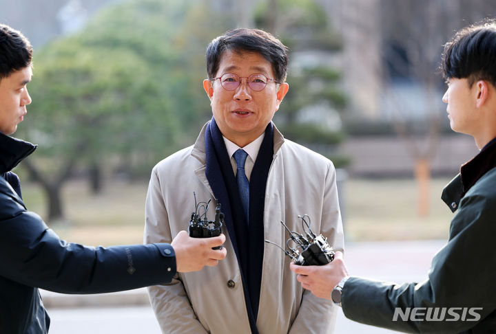 [과천=뉴시스] 홍효식 기자 = 박상우 국토교통부 장관 후보자가 5일 정부과천청사에 마련된 인사청문회 준비 사무실로 출근하며 취재진 질문에 답하고 있다. 2023.12.05. yesphoto@newsis.com