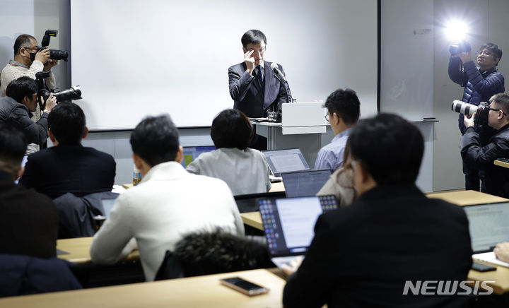 [서울=뉴시스] 최동준 기자 = 최상목 경제부총리 겸 기획재정부 장관 후보자가 5일 서울 중구 서민금융진흥원에서 기자간담회를 열고 취재진 질문에 답변 전 잠시 생각하고 있다. 2023.12.05. photocdj@newsis.com