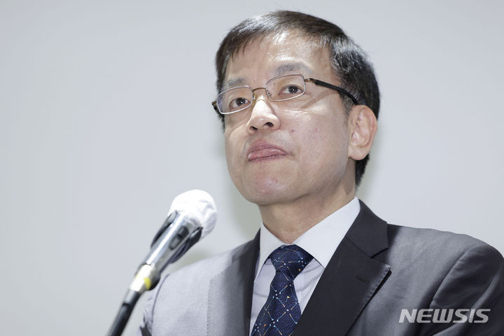 [서울=뉴시스] 최동준 기자 = 최상목 경제부총리 겸 기획재정부 장관 후보자가 5일 서울 중구 서민금융진흥원에서 기자간담회를 열고 취재진 질문에 답변 전 잠시 생각하고 있다. 2023.12.05. photocdj@newsis.com