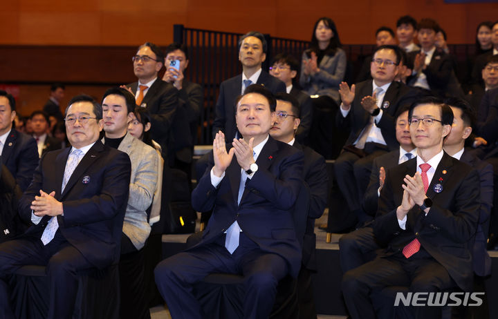 [서울=뉴시스] 조수정 기자 = 윤석열 대통령이 5일 서울 강남구 코엑스에서 열린 제60회 무역의 날 기념식에서 박수치고 있다. 2023.12.05. chocrystal@newsis.com