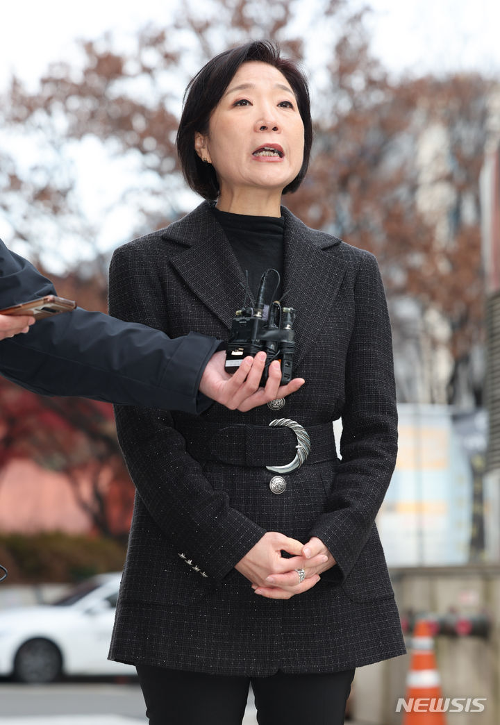 [서울=뉴시스] 황준선 기자 = 오영주 중소벤처기업부 장관 후보자가 5일 오전 서울 여의도 중소기업기술정보진흥원에 마련된 인사청문회 준비 사무실로 출근하며 취재진의 질문에 답변하고 있다. 2023.12.05. hwang@newsis.com