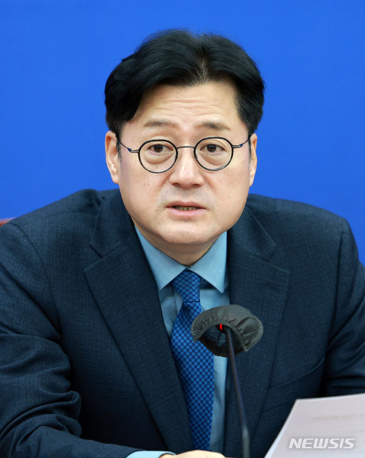 [서울=뉴시스] 고범준 기자 = 홍익표 더불어민주당 원내대표가 5일 오전 서울 여의도 국회에서 열린 감사원 정치감사 진상규명 TF 1차 회의에서 발언하고 있다. 2023.12.05. bjko@newsis.com
