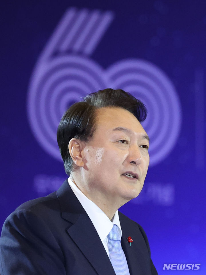 [서울=뉴시스] 조수정 기자 = 윤석열 대통령이 지난 5일 서울 강남구 코엑스에서 열린 '제60회 무역의 날 기념식'에서 축사를 하고 있다. 2023.12.05. chocrystal@newsis.com