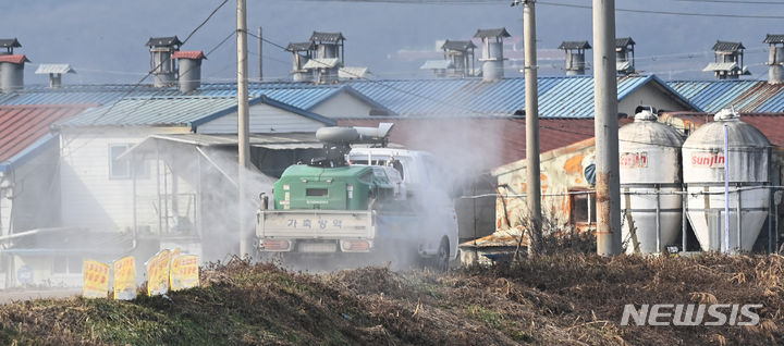 [용인=뉴시스] 김종택 기자 = 5일 경기도 용인시 백암면 청미천 일대에서 방역차량이 방역작업을 하고 있다. 최근 전남 고흥의 한 오리 농장에서 고병원성 조류독감 항원이 검출되자 경기도는 조류인플루엔자(AI) 위기 단계를 심각으로 격상, 방역에 총력전을 펼치고 있다. 2023.12.05. jtk@newsis.com