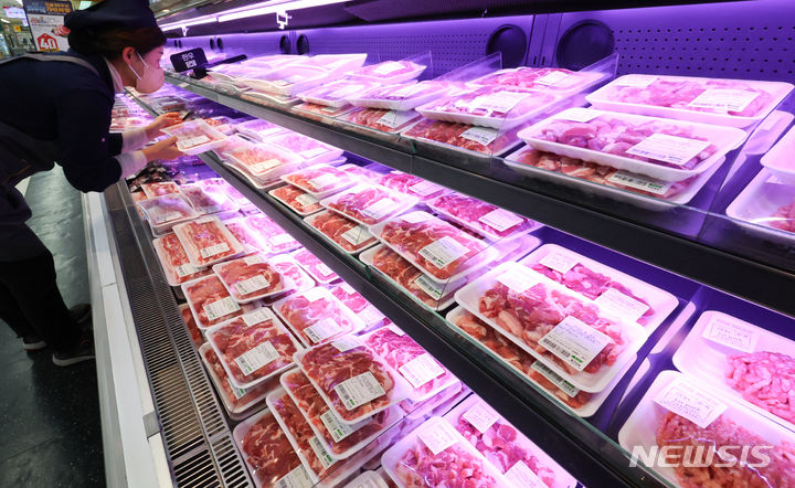 [서울=뉴시스] 최진석 기자 = 한 대형마트 정육코너에 진열된 돼지고기의 모습. 2023.12.05. myjs@newsis.com