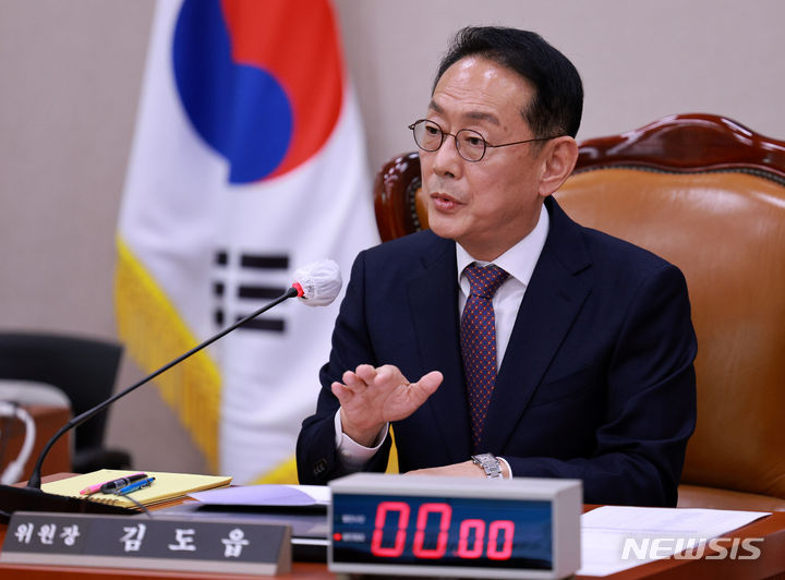 발언하는 국민의힘 소속 김도읍 국회 법제사법위원장. [서울=뉴시스] 고범준 기자 = 김도읍 법제사법위원회 위원장이 지난 5일 오후 서울 여의도 국회에서 열린 법제사법위원회 전체회의에서 발언하고 있다. 2023.12.05. bjko@newsis.com